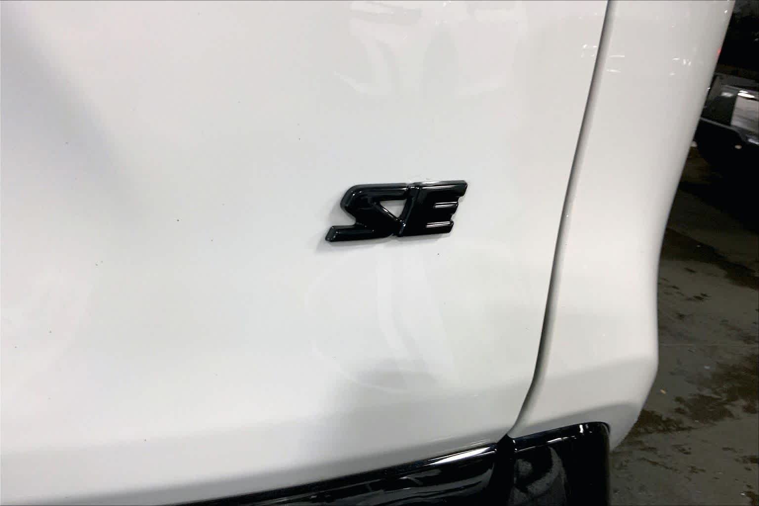 Used 2023 Ice Cap Toyota SE image 10