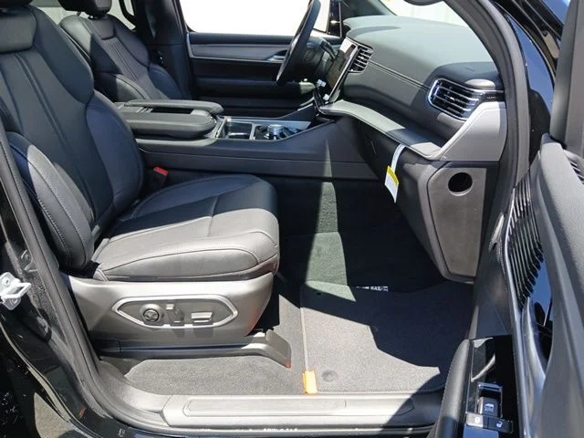 New 2026 High Gloss Black Exterior Paint Jeep Limited Altitude image 30
