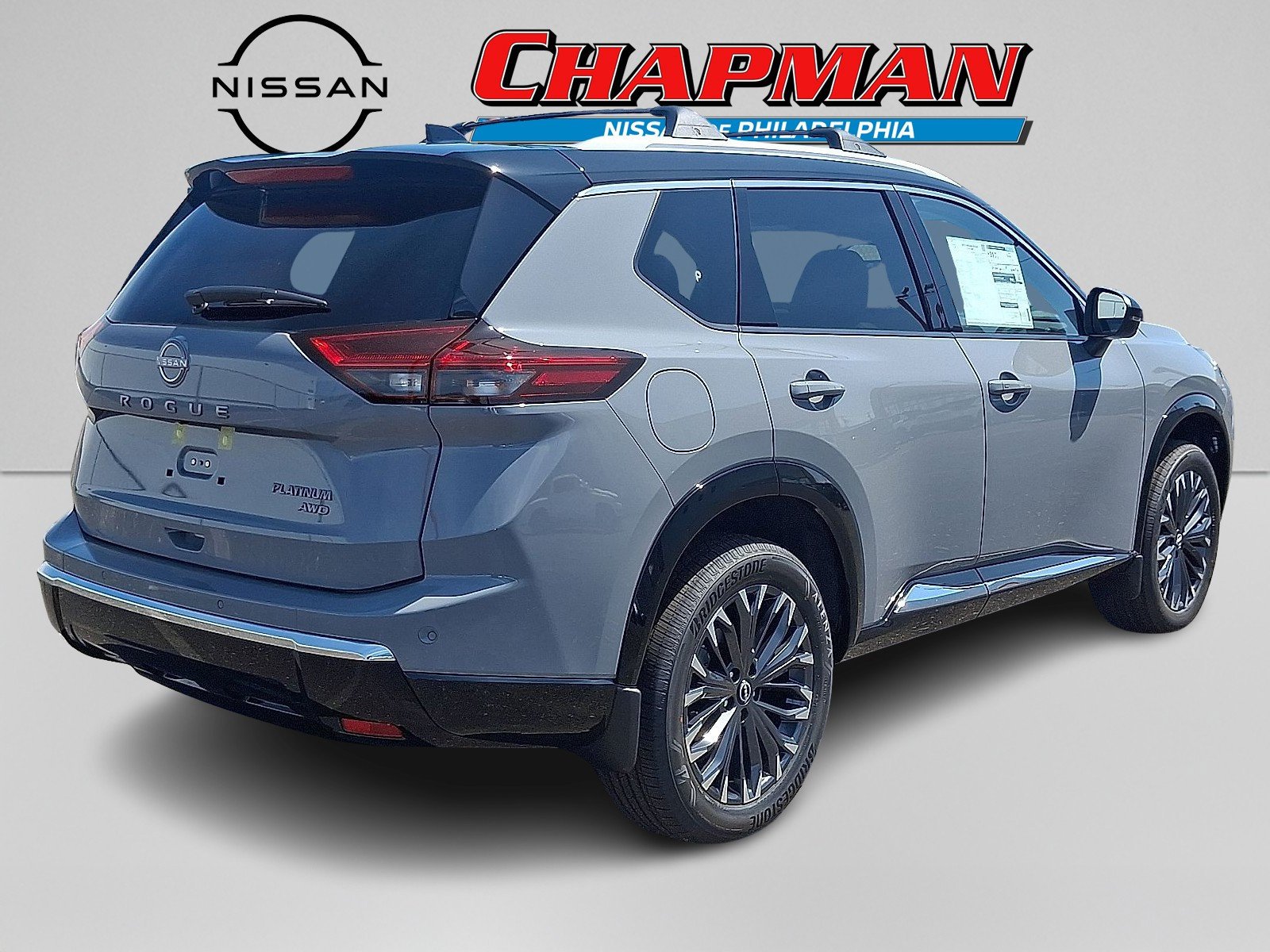 New 2026 Boulder Gray Pearl / Super Black Two-tone Nissan Platinum image 4