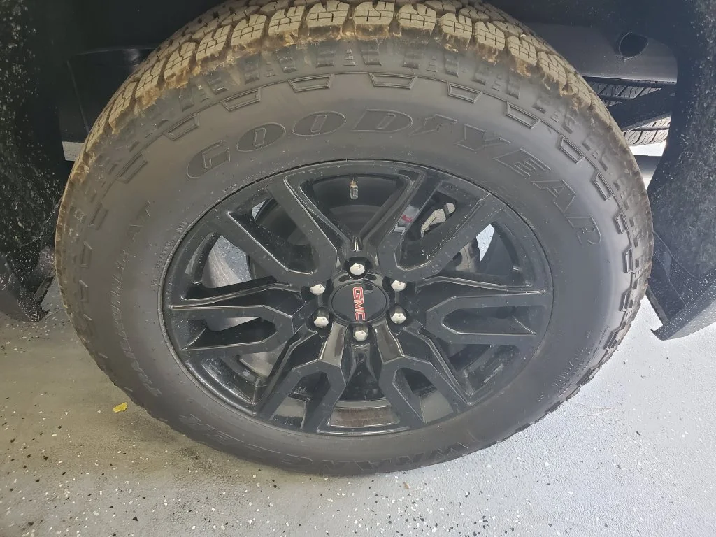 New 2026 Summit White GMC Elevation image 32