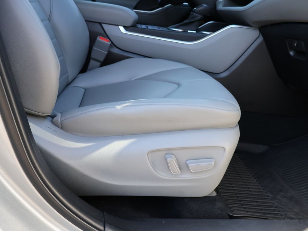 Used 2022 Silver Toyota XLE image 10