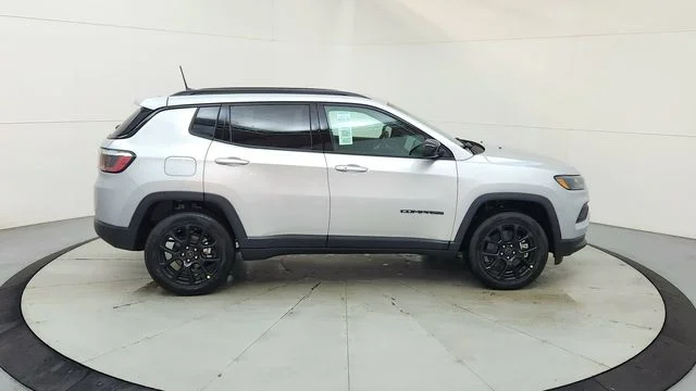 New 2026 Silver Zynith Metallic Clearcoat Jeep Latitude image 11