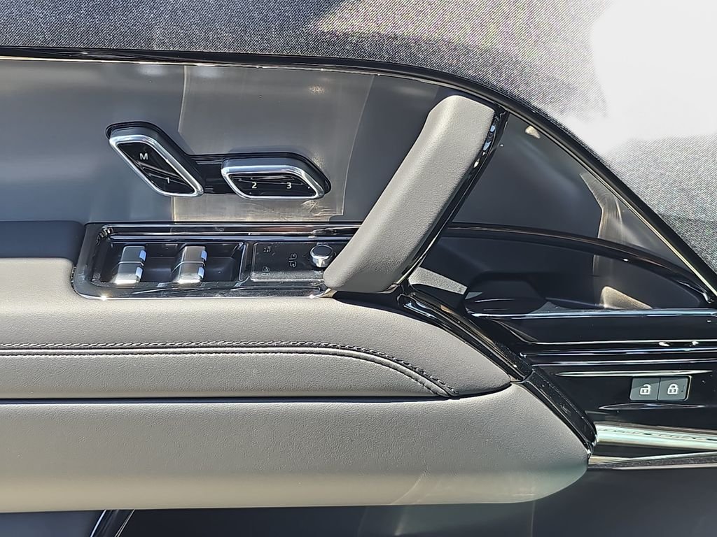 New 2026 Santorini Black Land Rover Dynamic SE image 30