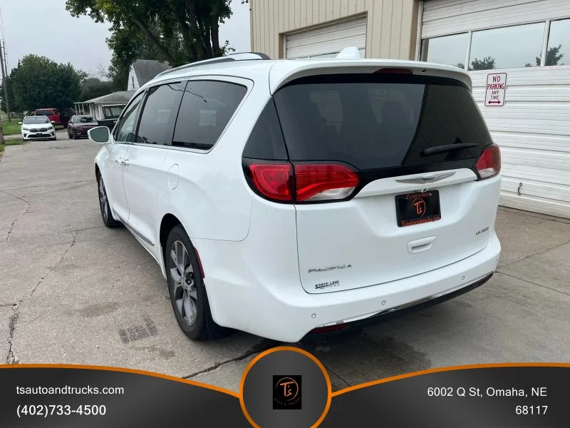 Used 2018 White Chrysler Limited Minivan 4D image 3