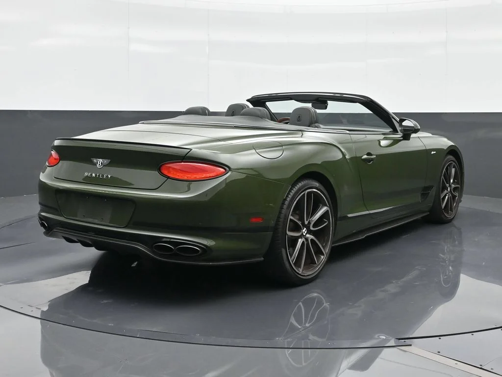 Used 2023 Green Bentley Azure image 2