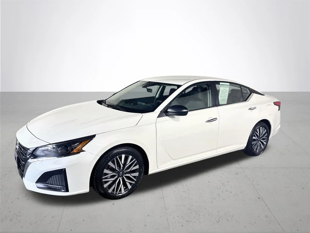 Used 2025 White Nissan 2.5 SV image 2