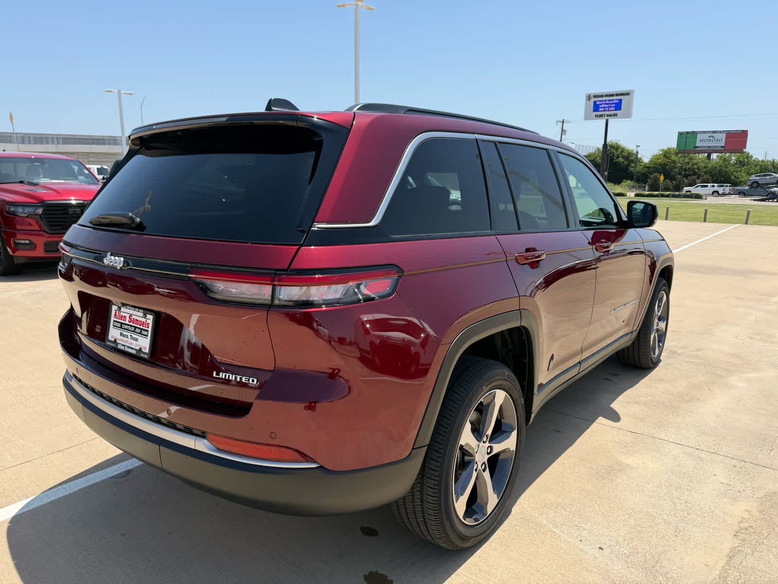 New 2026 Velvet Red Pearl-Coat Exterior Paint Jeep Limited image 6