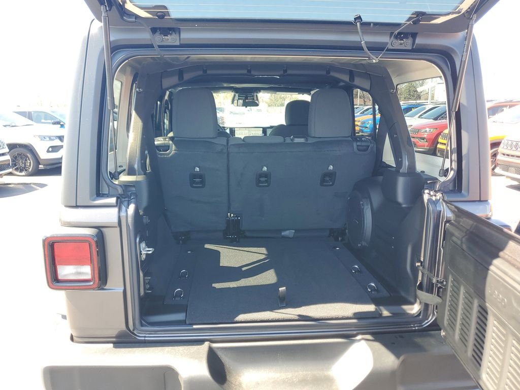 New 2026 Granite Crystal Metallic Clearcoat Jeep Sport S image 5