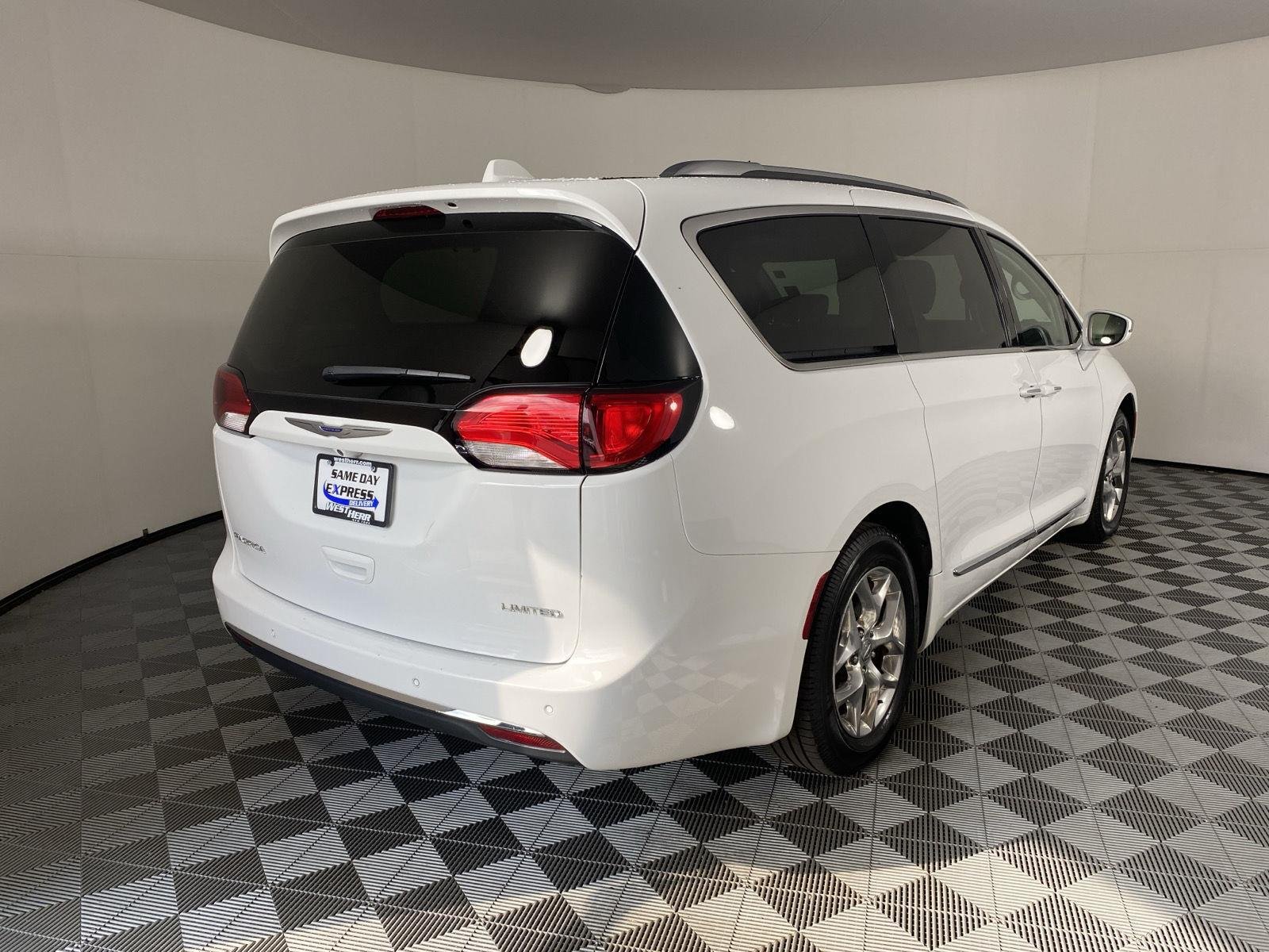 Used 2019 Bright White Clearcoat Chrysler Limited image 6