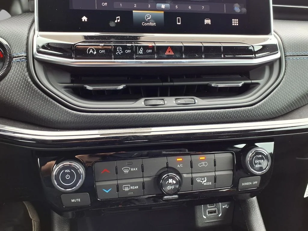 New 2026 Fathom Blue Pearl-Coat Exterior Paint Jeep Latitude image 9