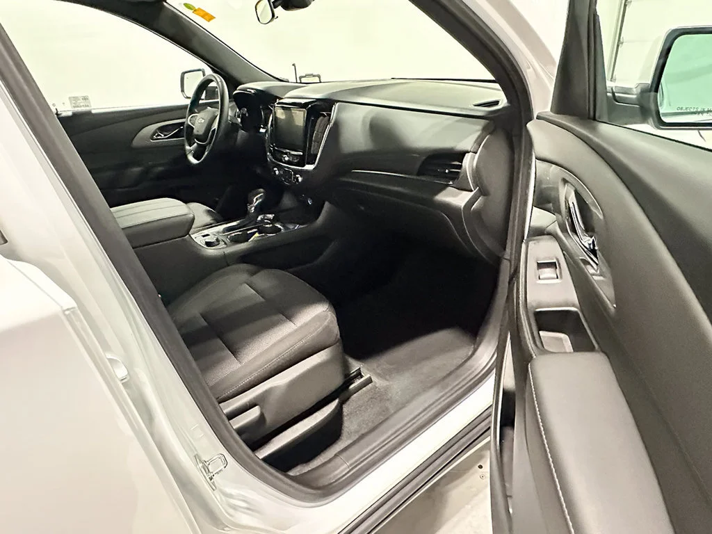 Used 2023 SUMMIT WHITE Chevrolet LT Cloth image 26