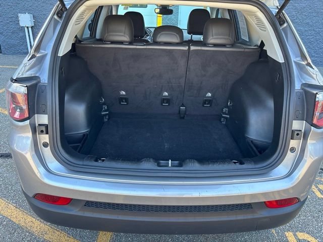 Used 2018 Billet Silver Metallic Clearcoat Jeep Latitude image 9