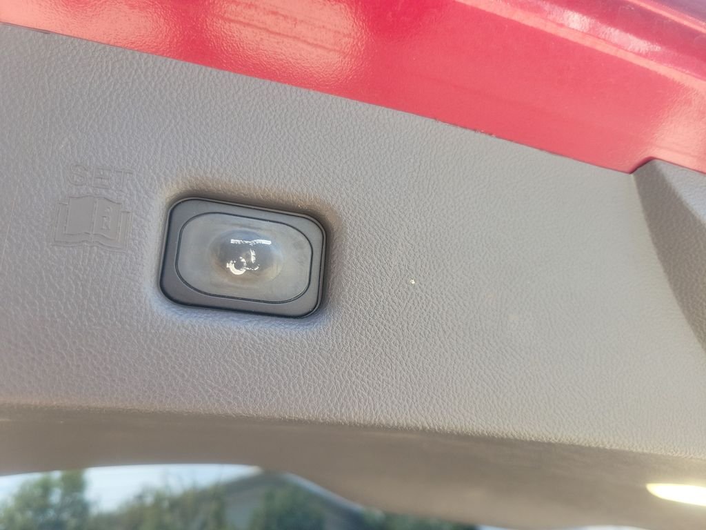 Used 2016 Red Lincoln Reserve image 33
