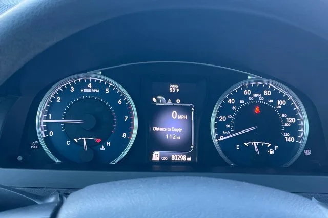 Used 2016 Silver Toyota LE image 27