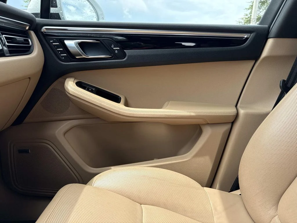 Used 2021  Porsche Base image 31