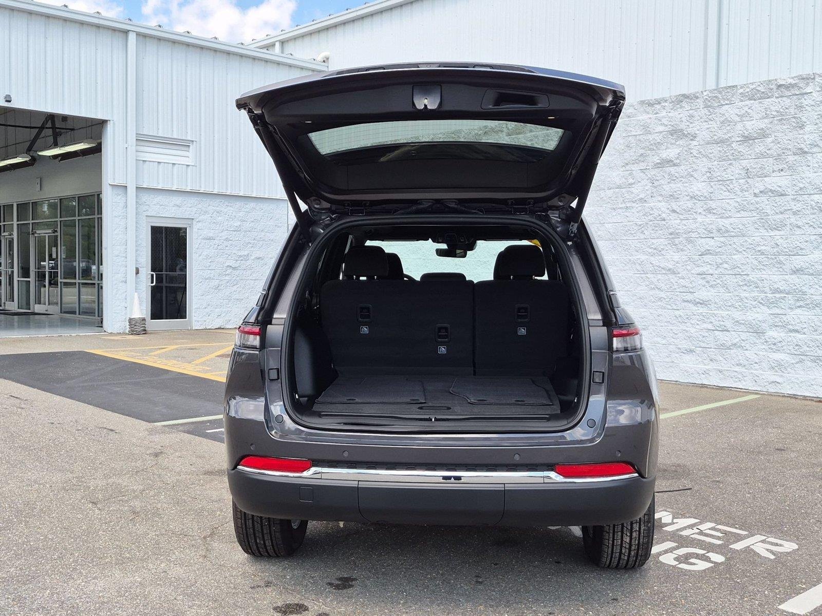 New 2026 Baltic Gray Metallic Clear-Coat Exterior Paint Jeep Laredo X image 33