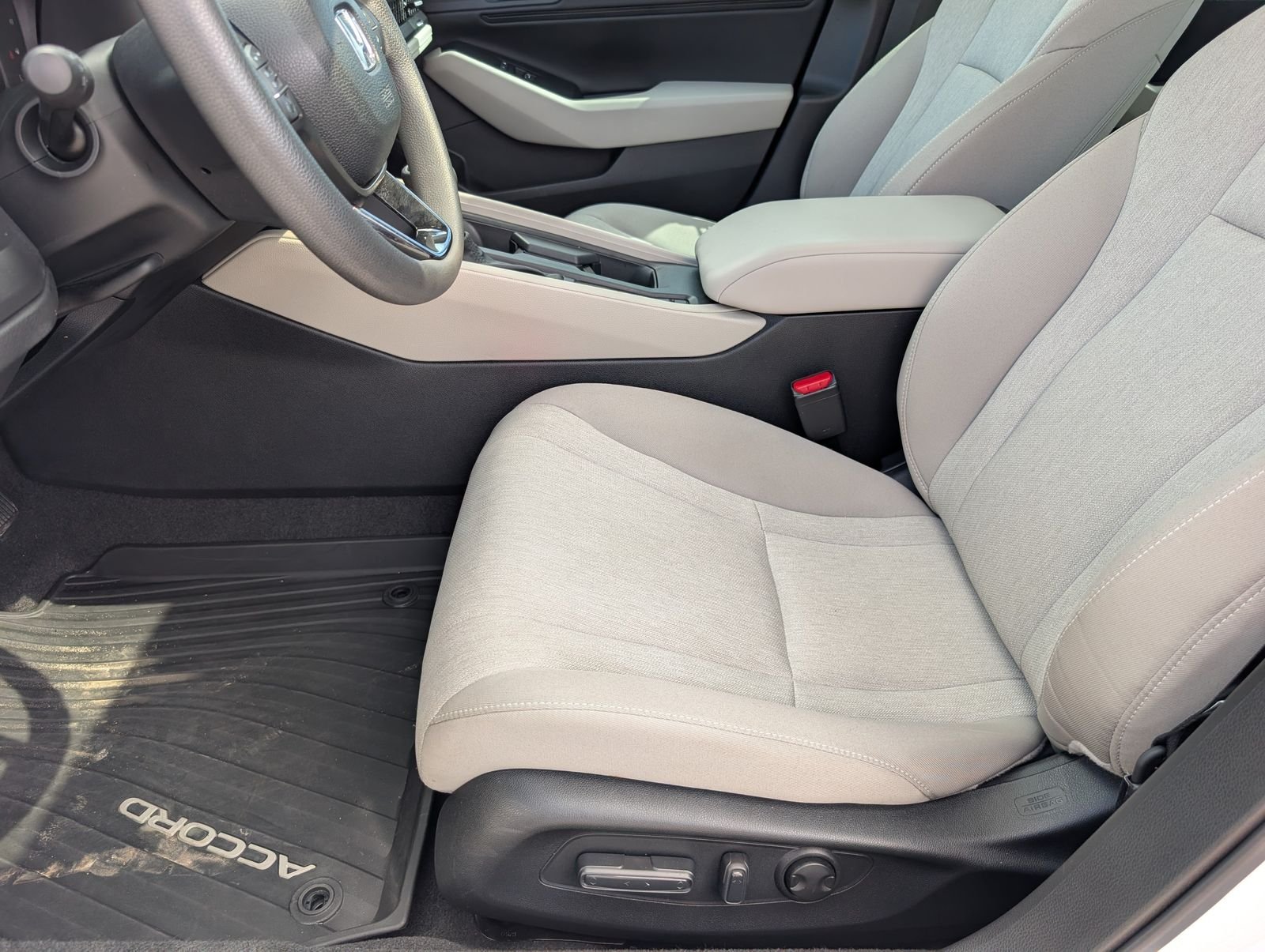 Used 2025 White Honda SE image 15
