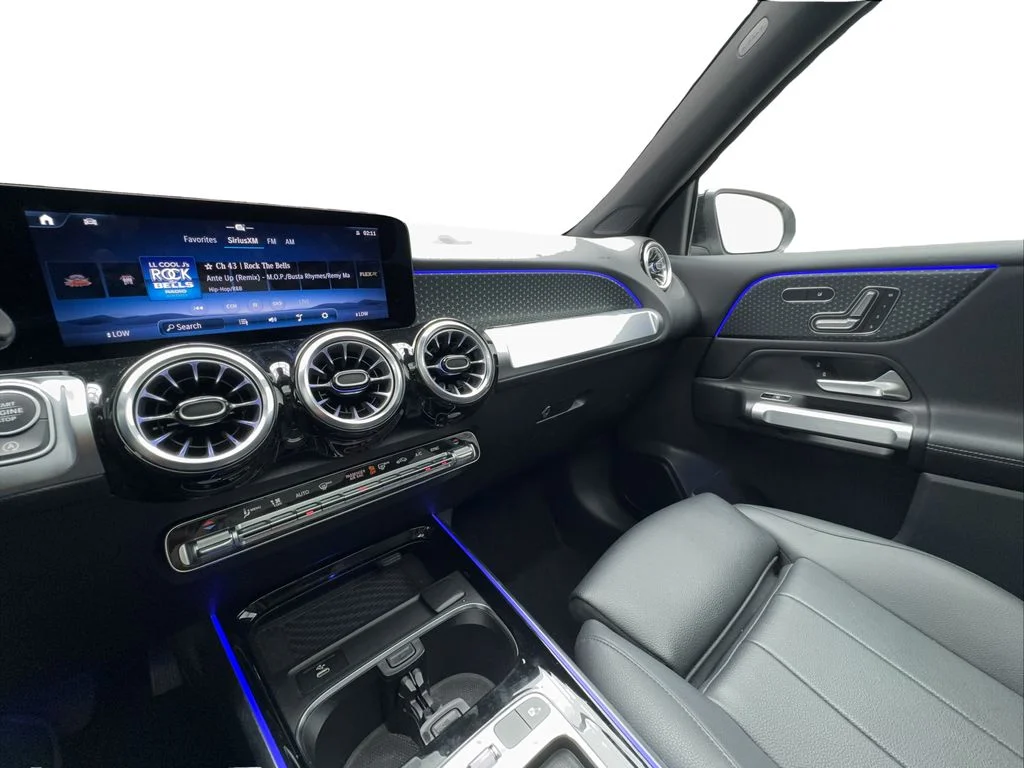 Used 2025 Black Mercedes-Benz GLB 250 image 40