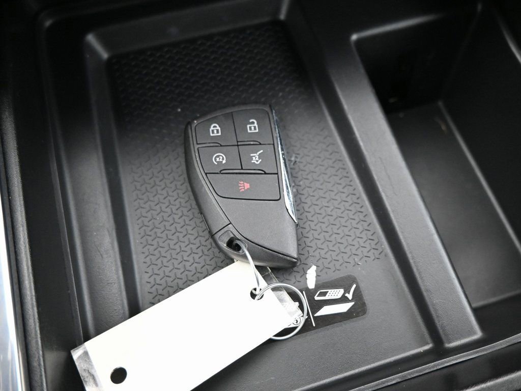 Used 2025 Summit White GMC Elevation image 14