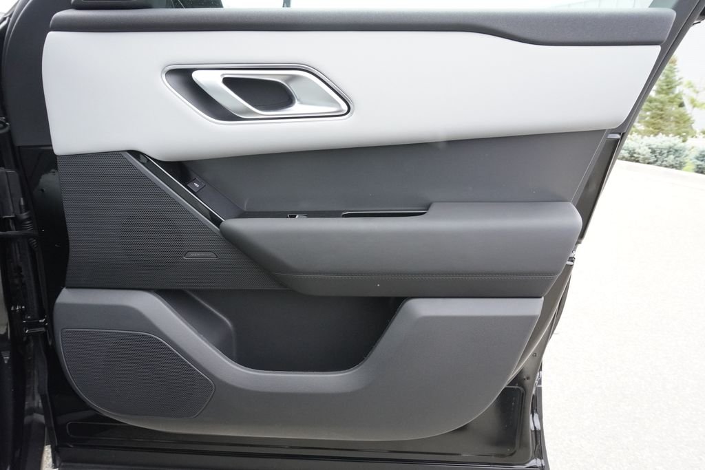 New 2026 Santorini Black Land Rover S image 21