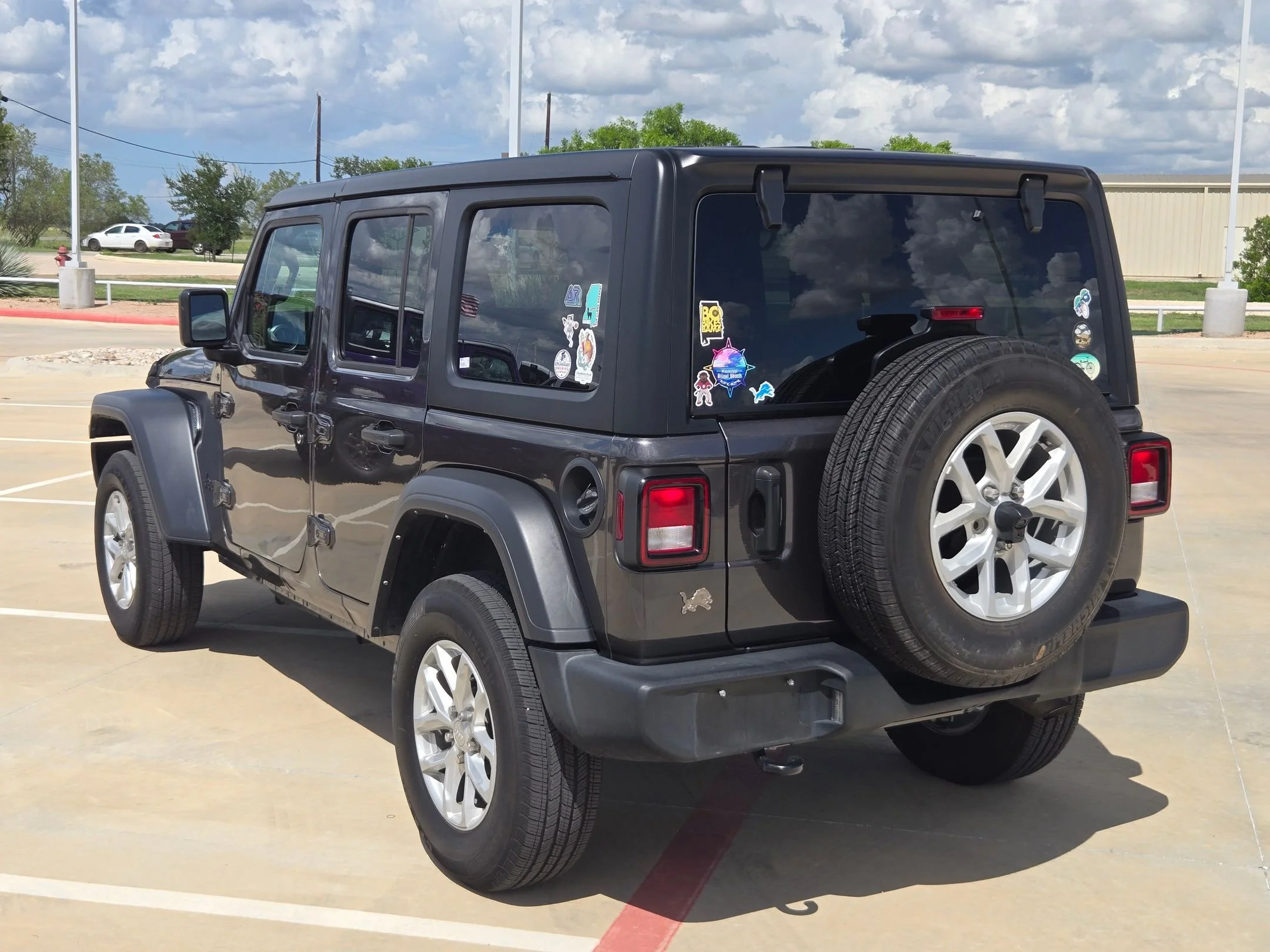 Used 2023 Gray Jeep Sport S image 5