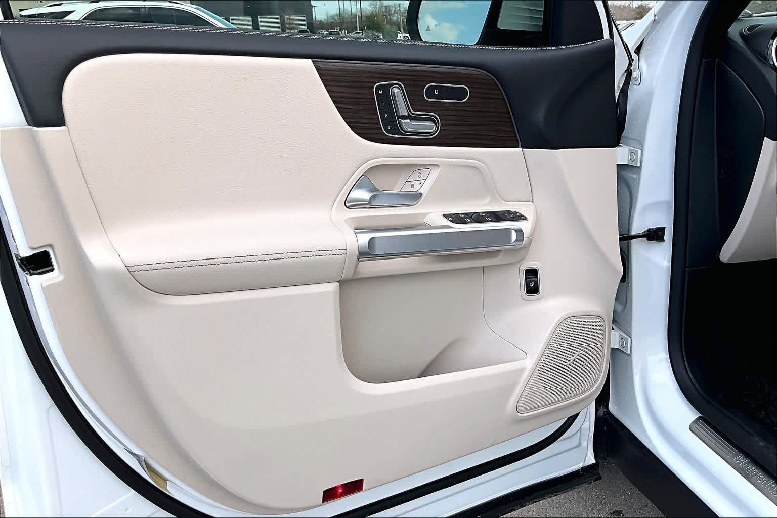 New 2026 Polar White Mercedes-Benz GLB 250 image 10