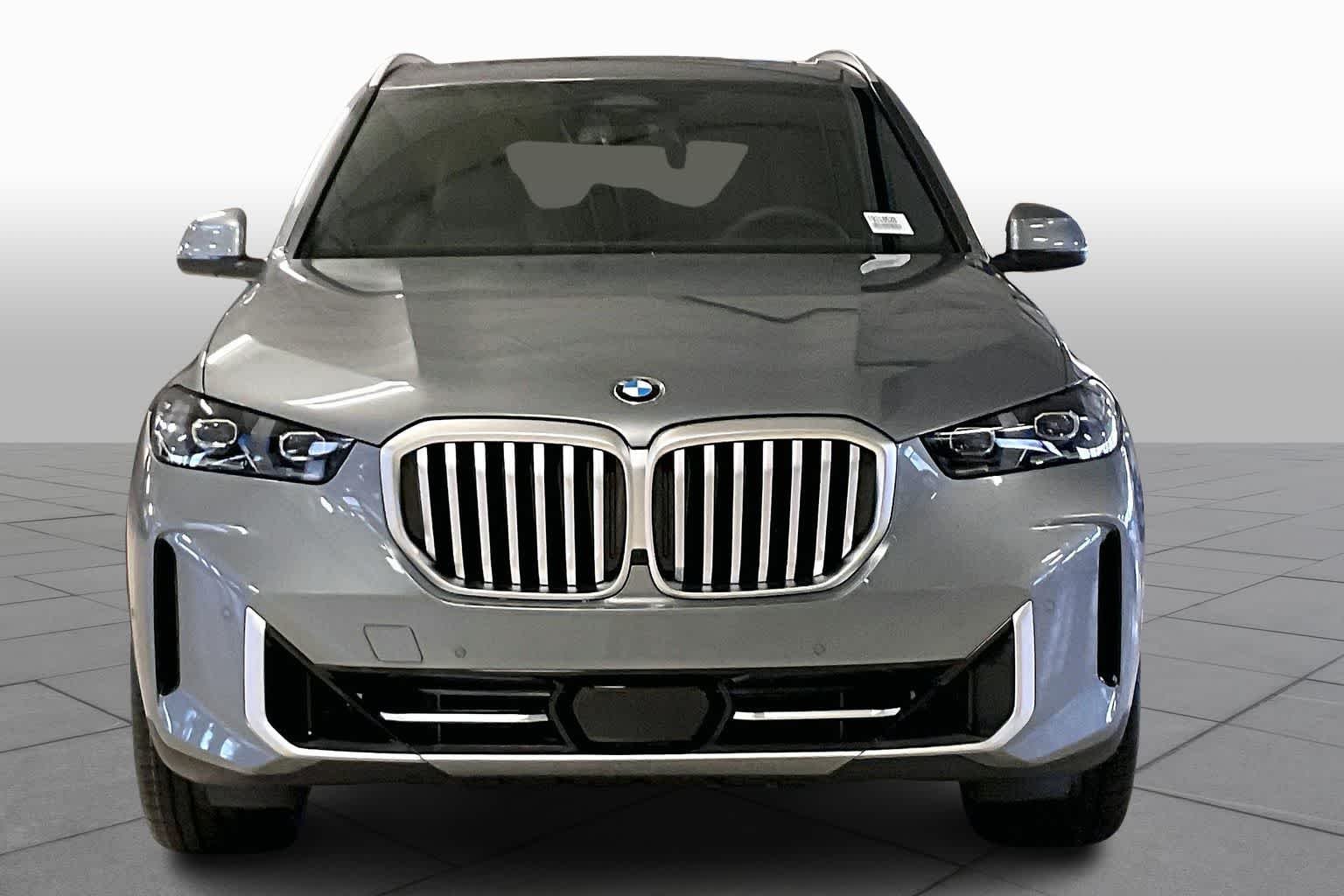 Used 2026 Skyscraper Grey Metallic BMW xDrive40i image 3