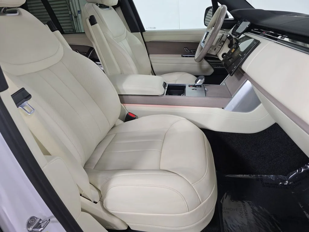 Used 2025  Land Rover SE image 27
