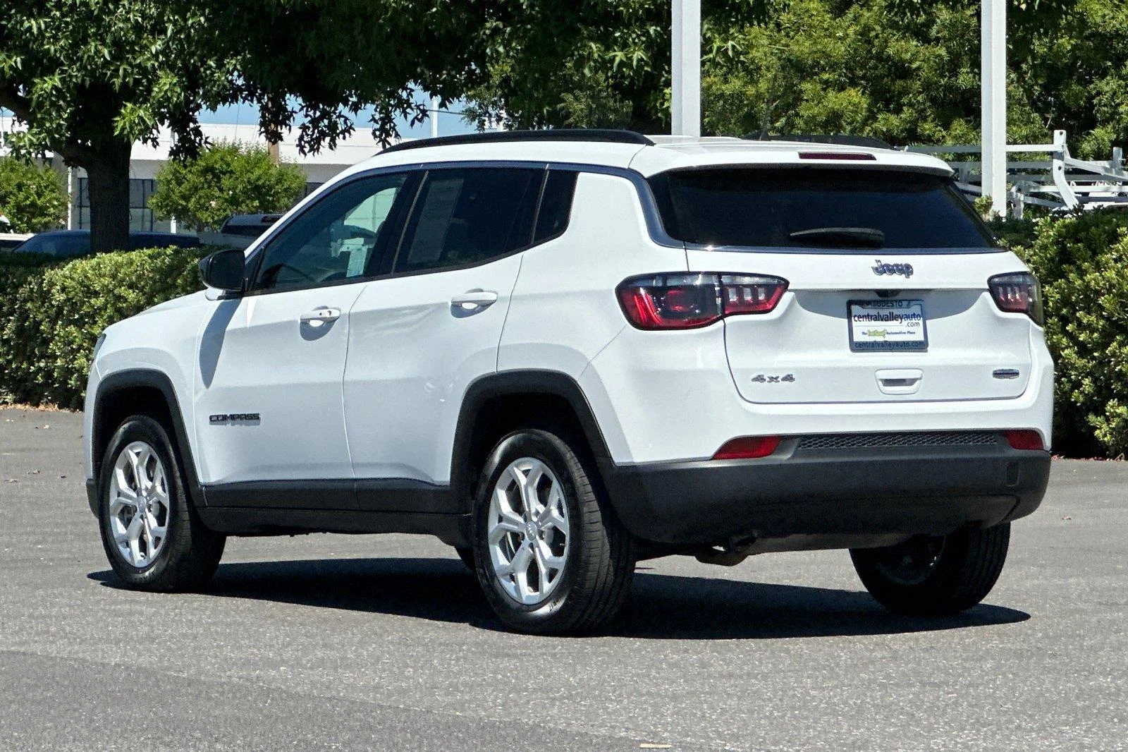 Used 2024 Bright White Clearcoat Jeep Latitude image 6