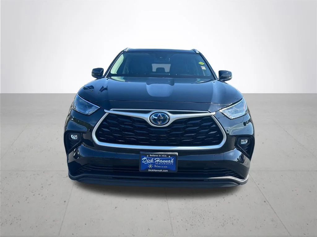 Used 2022 Black Toyota XLE image 3
