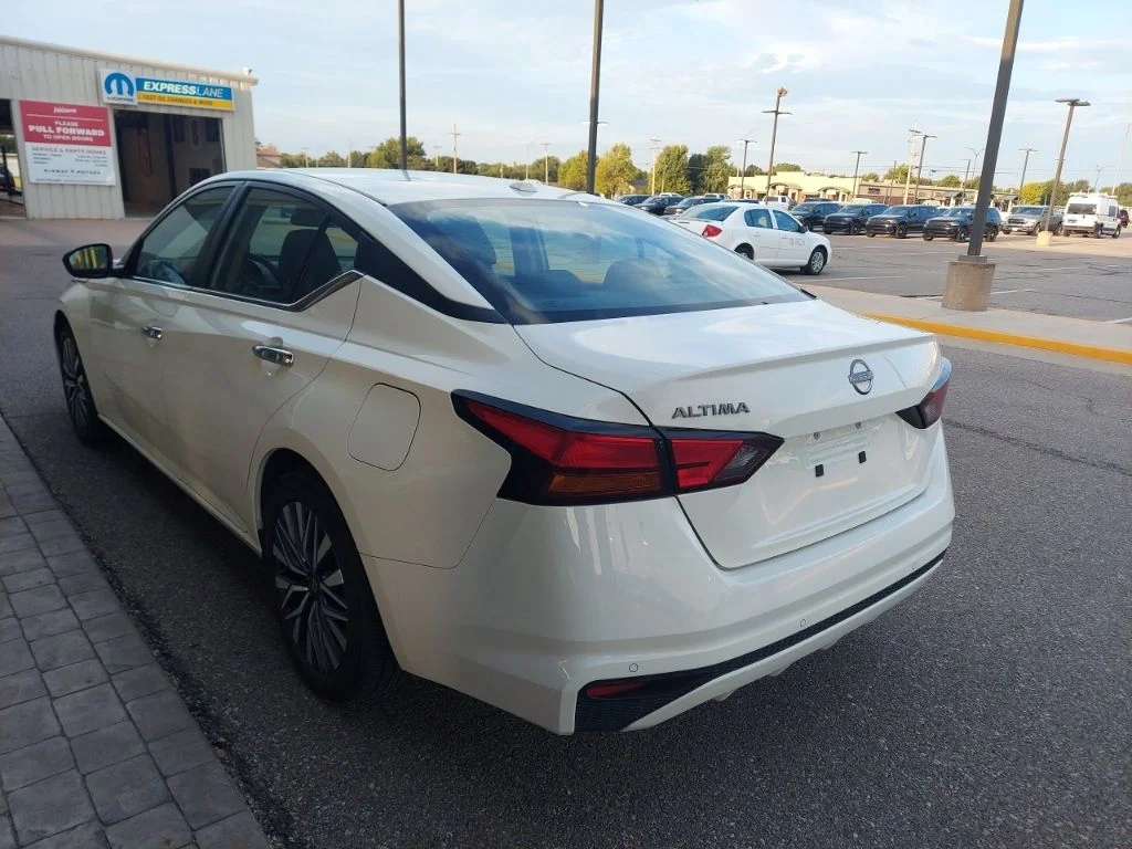 Used 2025 White Nissan 2.5 SV image 5