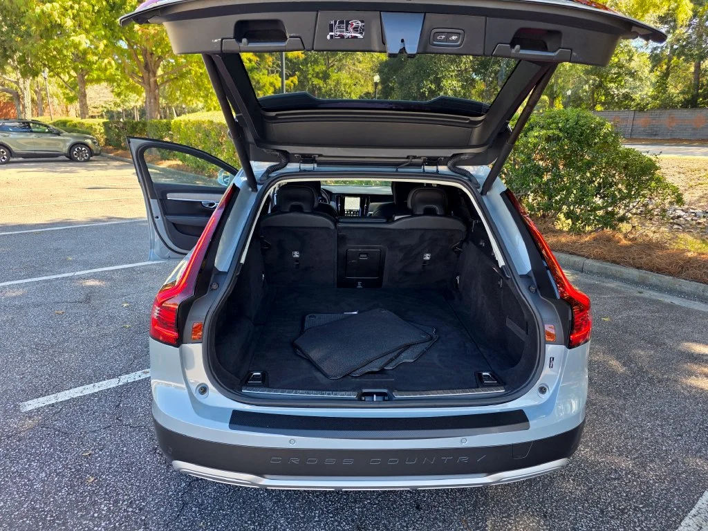 Used 2025 Gray Volvo Plus, B6 AWD Gas (mild hybrid) image 33
