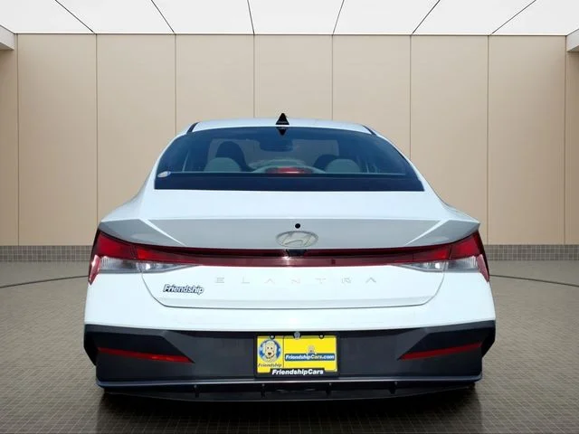 Used 2025 White Hyundai SE image 10