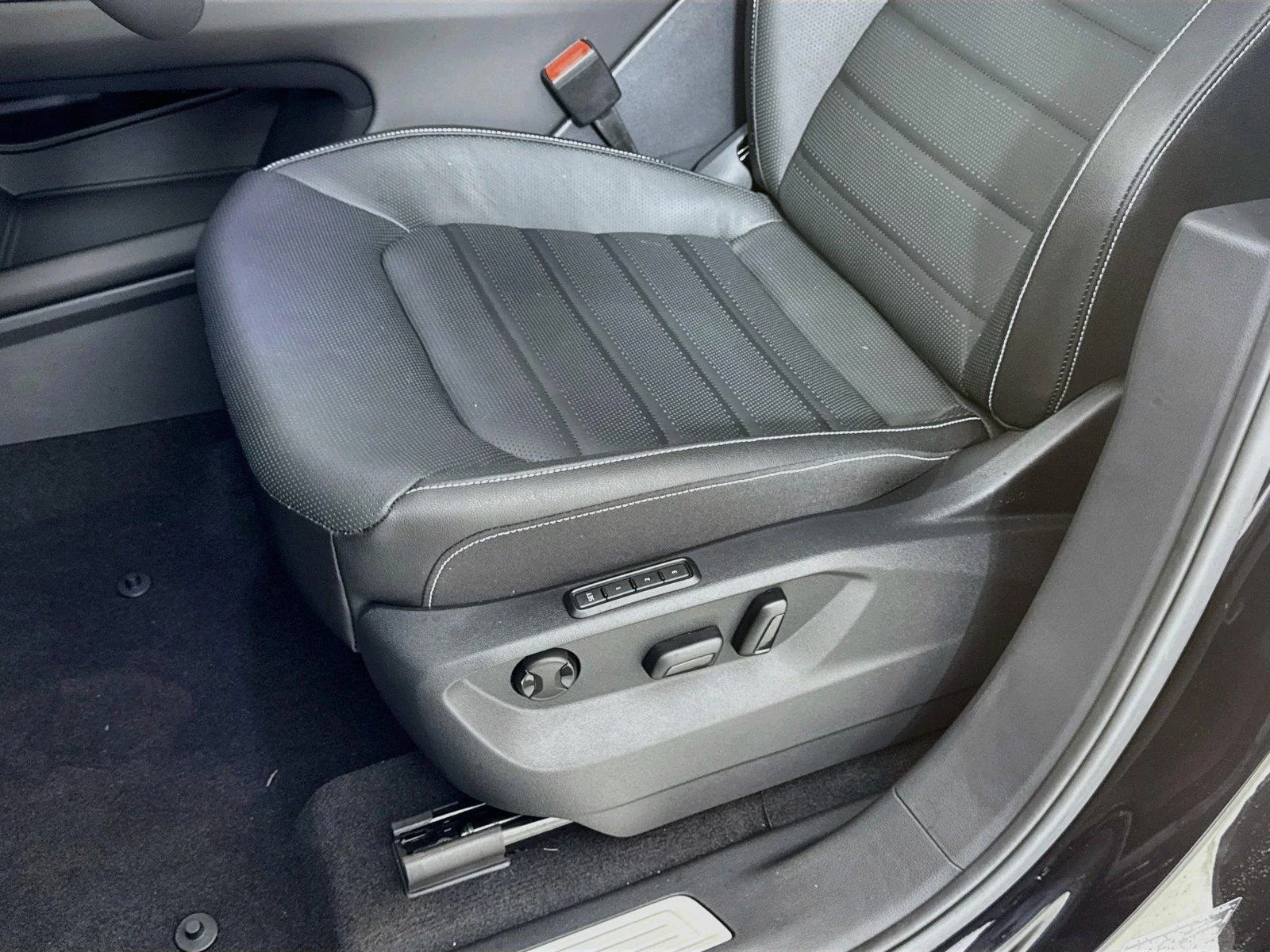 New 2026 Deep Black Pearl Volkswagen 2.0T SEL R-Line Black image 19