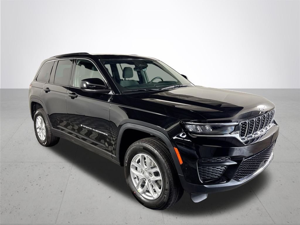 New 2026 Diamond Black Crystal Pearl-Coat Exterior Paint Jeep Laredo X image 4