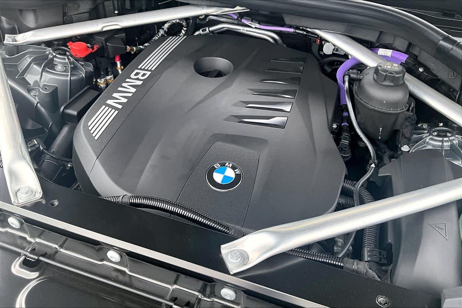 Used 2026 Skyscraper Grey Metallic BMW xDrive40i image 32