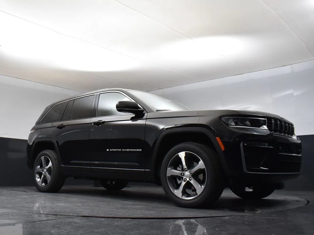 New 2026 Diamond Black Crystal Pearlcoat Jeep Limited image 27