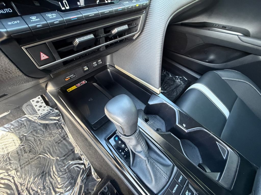Used 2025  Toyota SE image 22