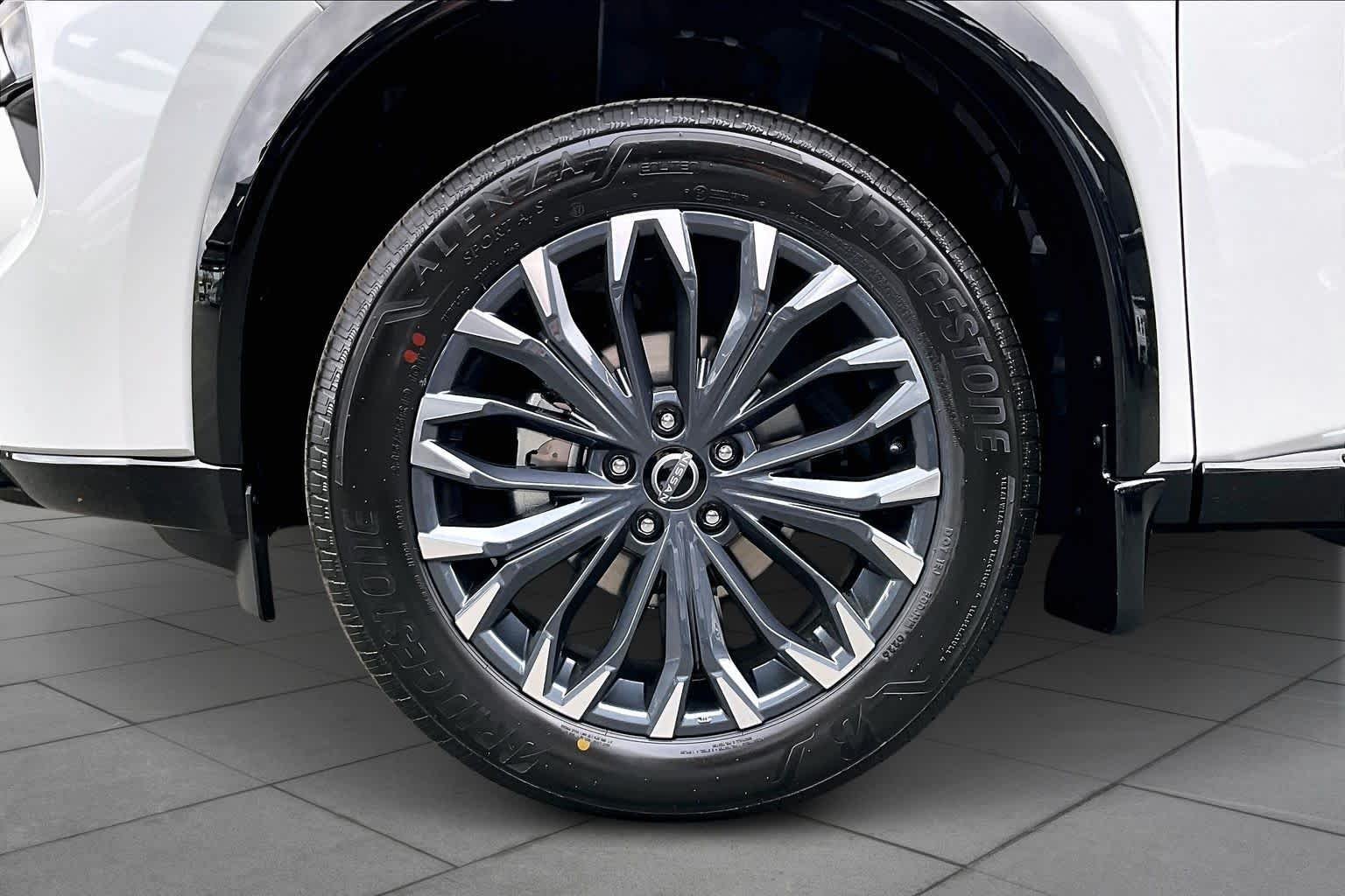 New 2026 2T WHT BLK XKJP Nissan Platinum image 11