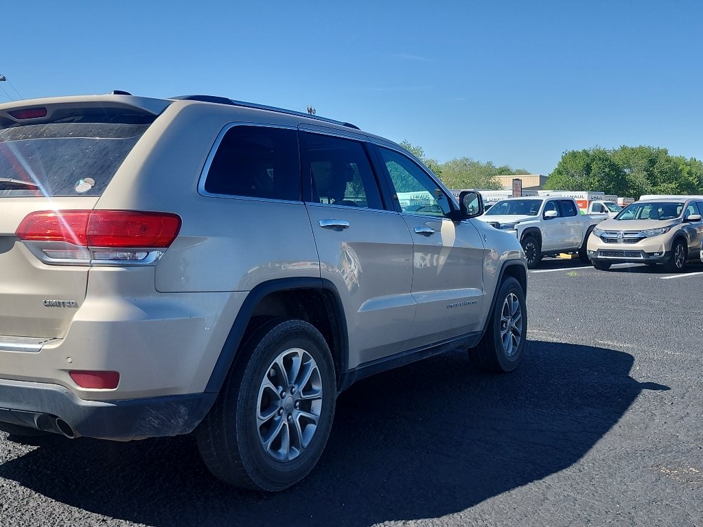 Used 2015 Champagne Jeep Limited image 6