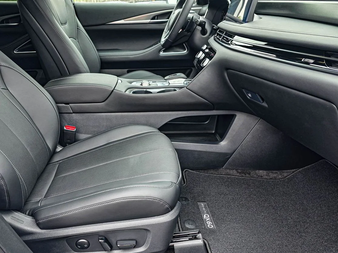 New 2027 2T RAD WHT INFINITI Sport AWD image 42
