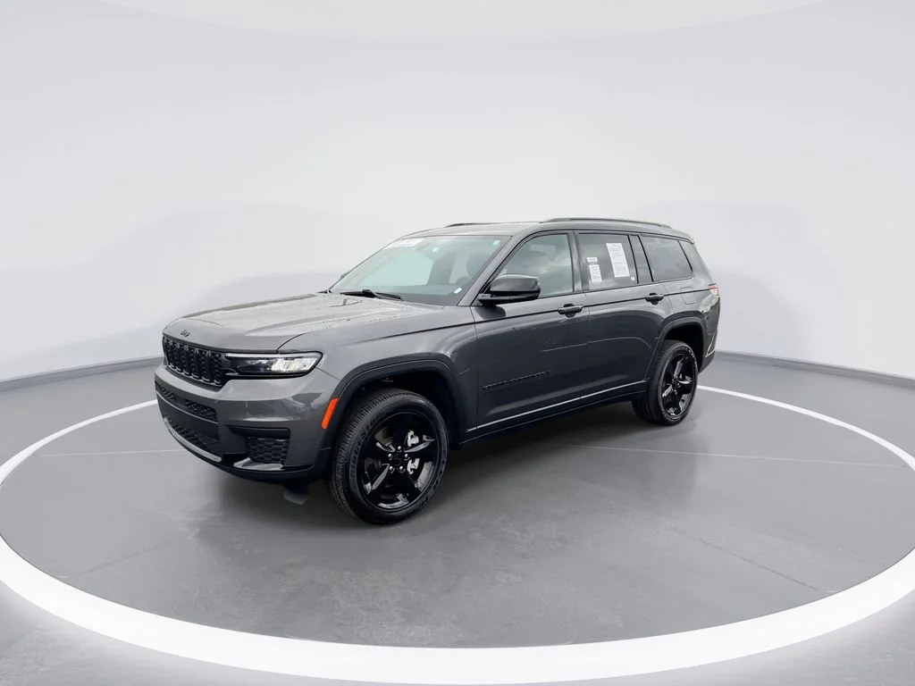 Used 2025 Gray Jeep Altitude X image 4