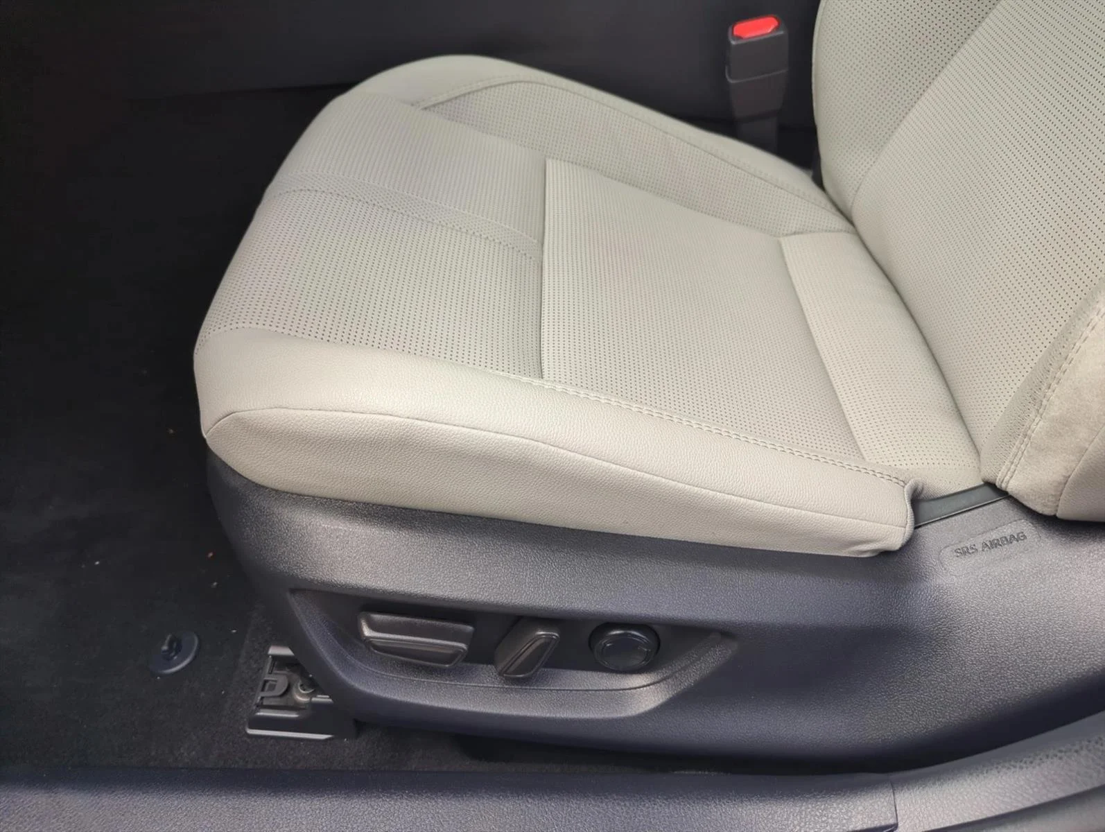Used 2025 Wind Chill Pearl Toyota XLE image 11