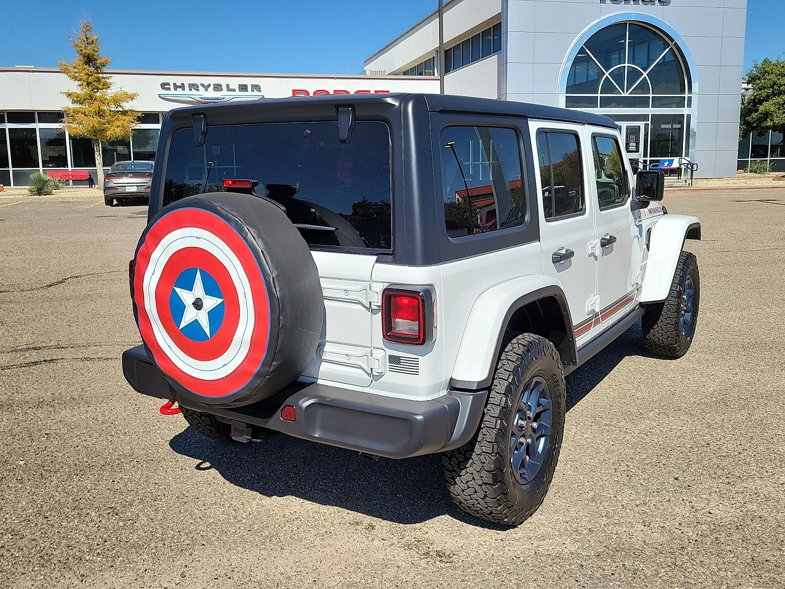 New 2026 PW7 Bright Whit Jeep 4-DOOR AMERICA250 image 4