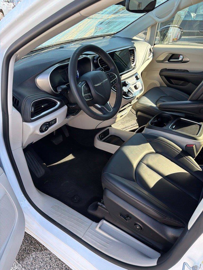 Used 2024 Bright White Clearcoat Chrysler Select image 7