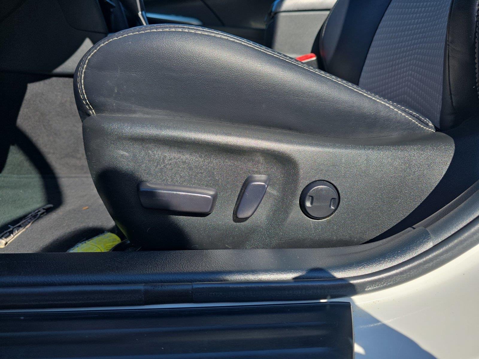 Used 2014 Super White Toyota SE V6 image 20