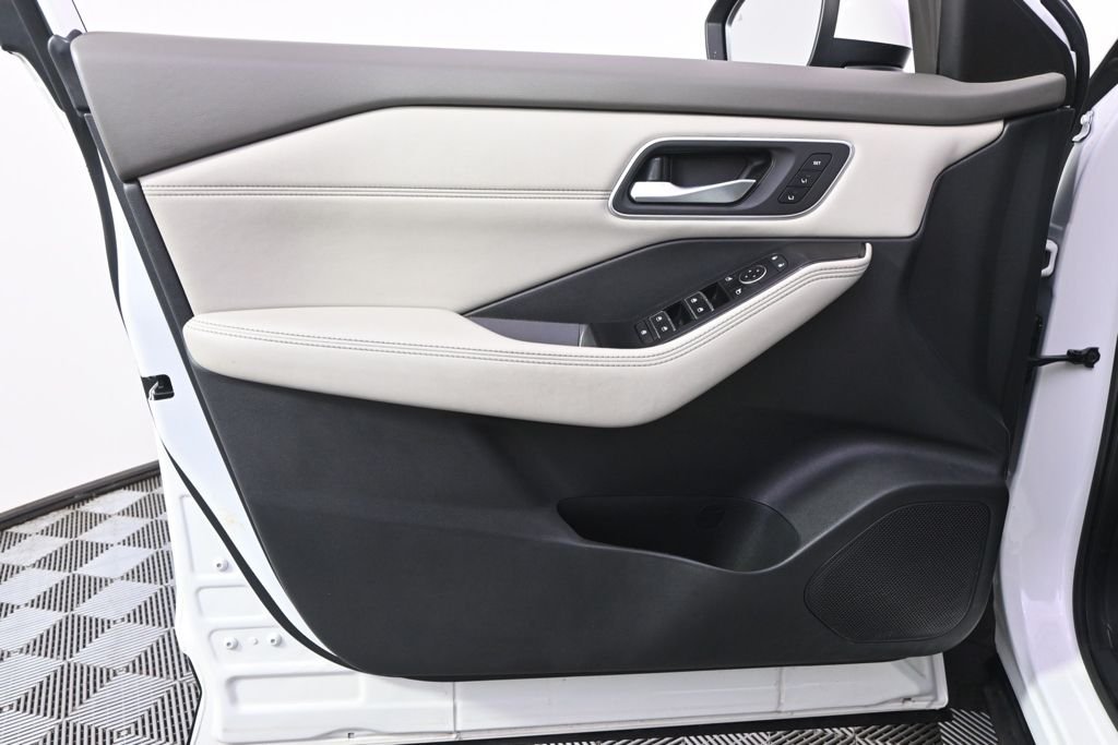 Used 2021 Pearl White Nissan SL image 22