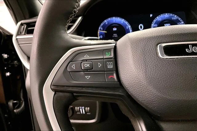 Used 2025 Diamond Black Crystal Pearlcoat Jeep Altitude image 26