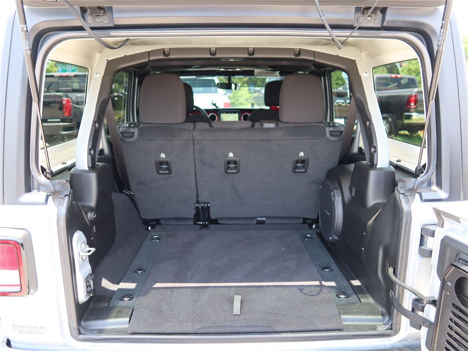 Used 2023 Silver Zynith Clearcoat Jeep Rubicon image 6