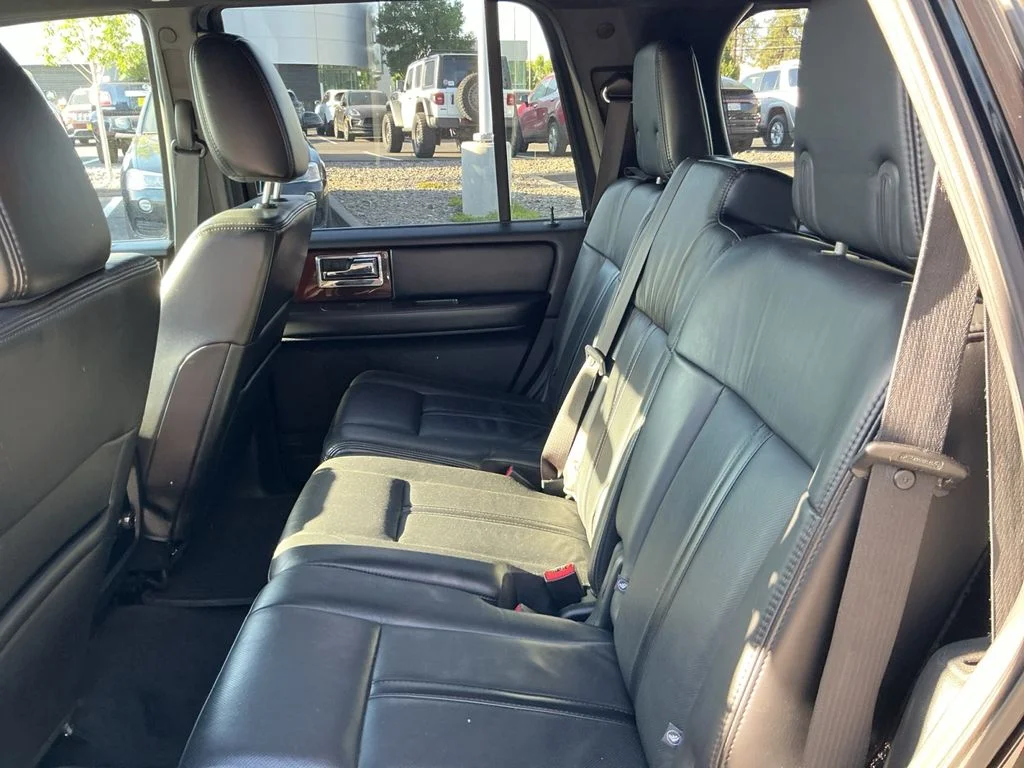 Used 2016 Black Lincoln Select image 17